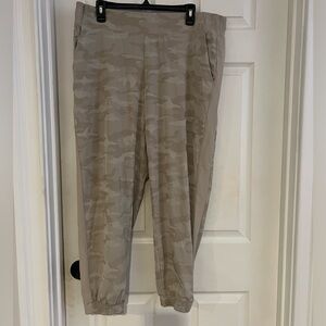 🚨Flash Sale🚨Athleta Brooklyn Beige Camo Lined Jogger. Size 18, EUC.